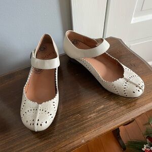 Women’s leather Taos Maryjane’s size 7.5 cream